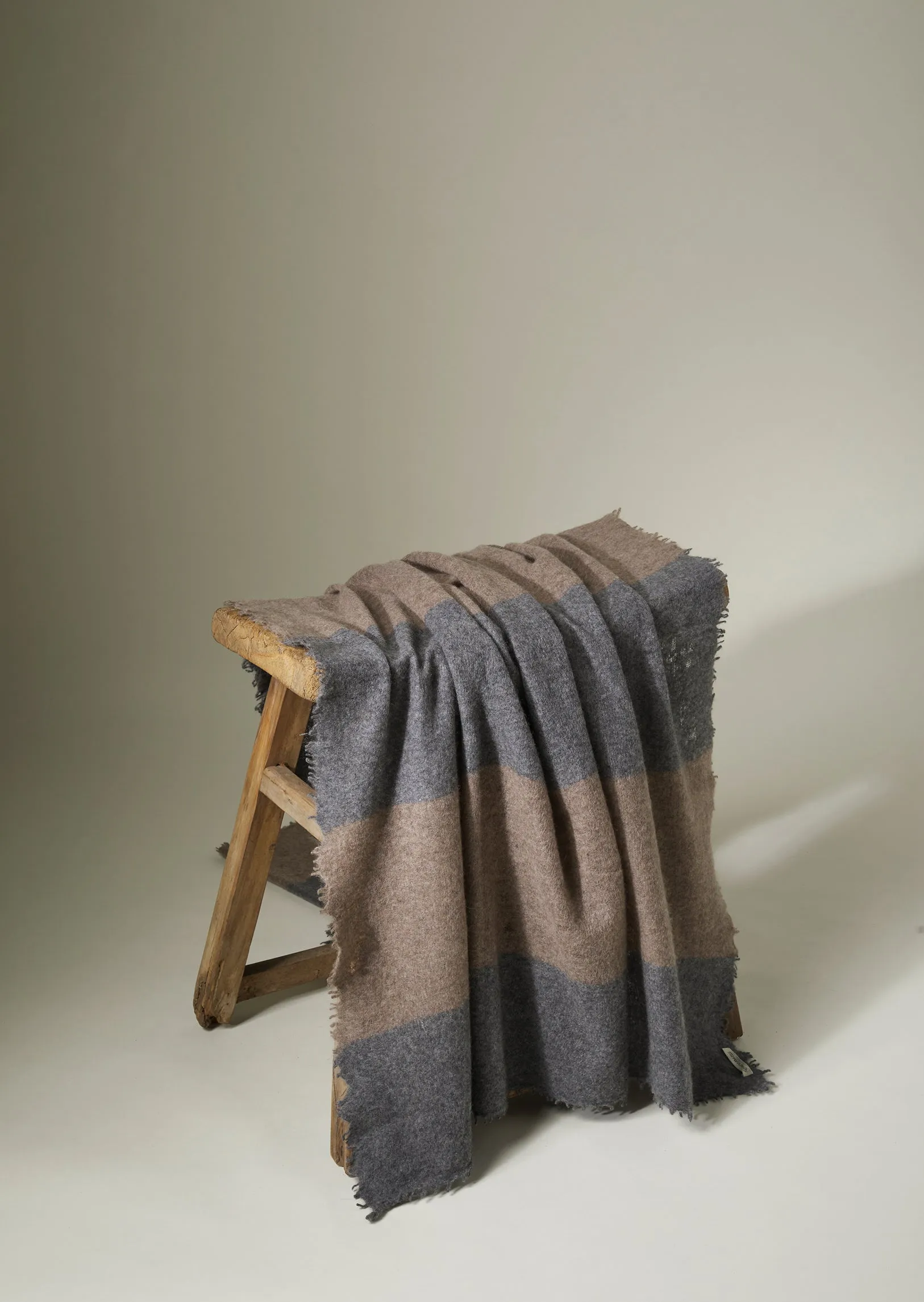 Open knitted Throw Block Stripe (CASHMERE) Charcoal